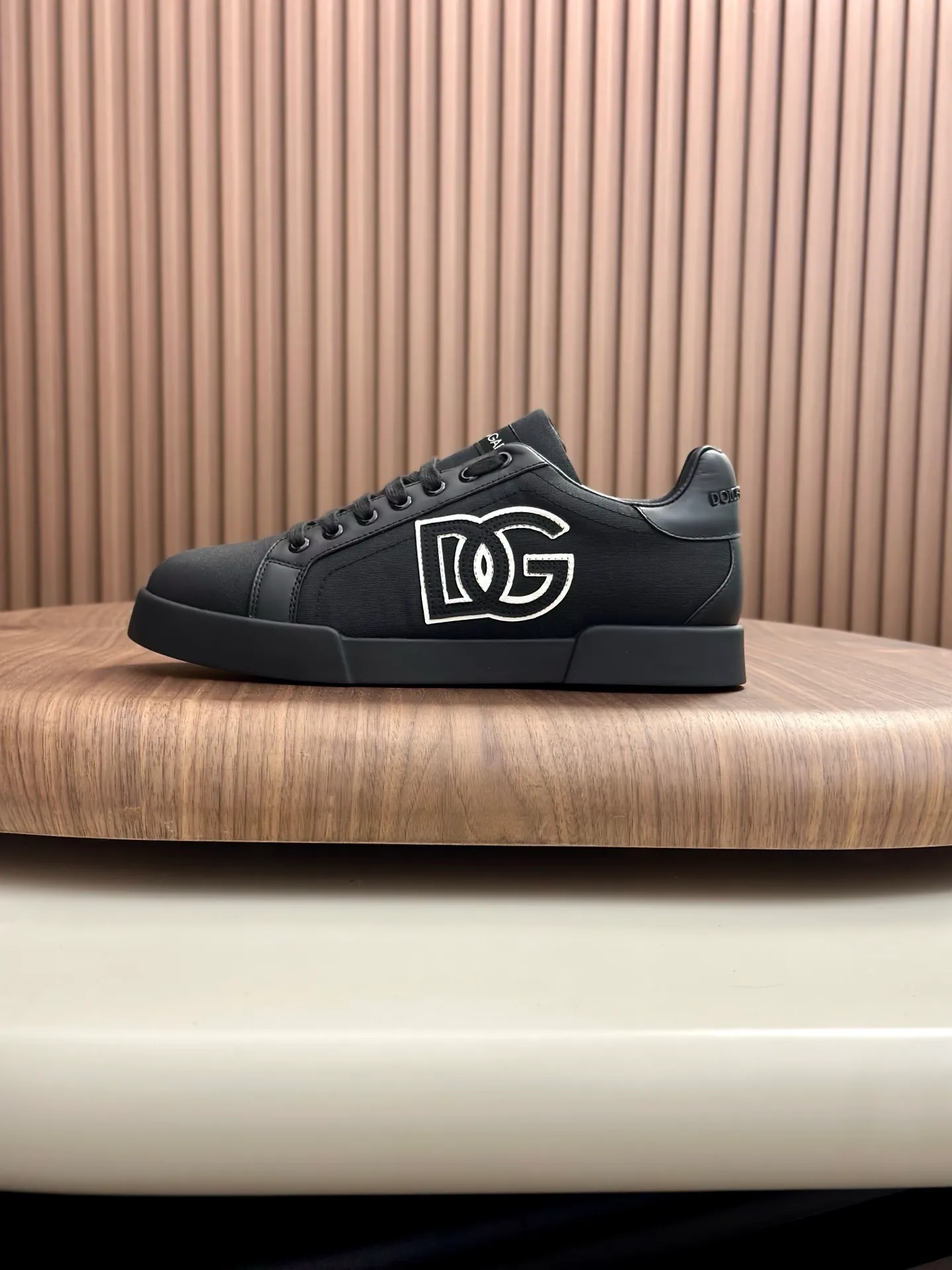 New product 💰800 DG Dolce & Gabbana men's shoes 💰ortofino calfskin sneakers ♞size; 39~44 (customized 38.45.46) Iconic men's shoes 💰ortofino series of sneakers, classic and timeless style, now presented with fashionable details. The calfskin engraved DG logo is a subtle finishing touch. Men's shoes💰ortofino calfskin sneakers: